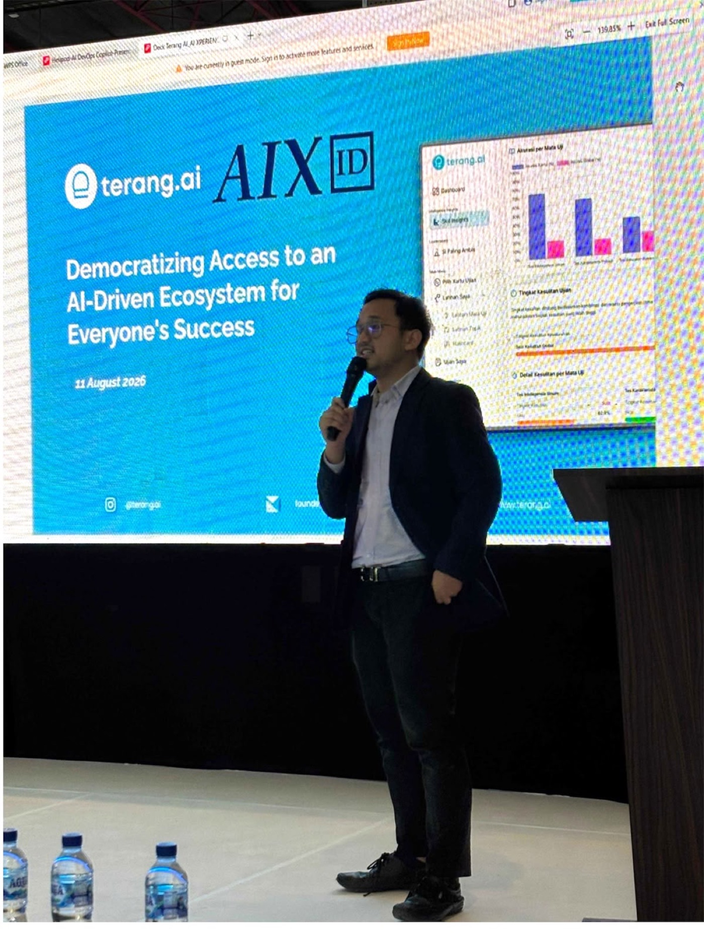 CEO Terang AI memaparkan produk di AI Xperience Summit Indonesia